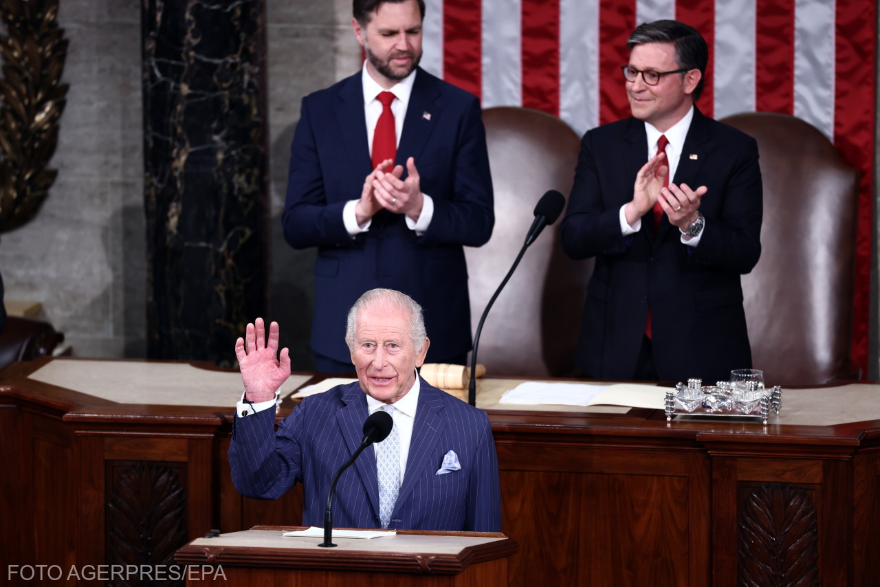 Felállva tapsolták a brit uralkodót. | Fotó: Agerpres