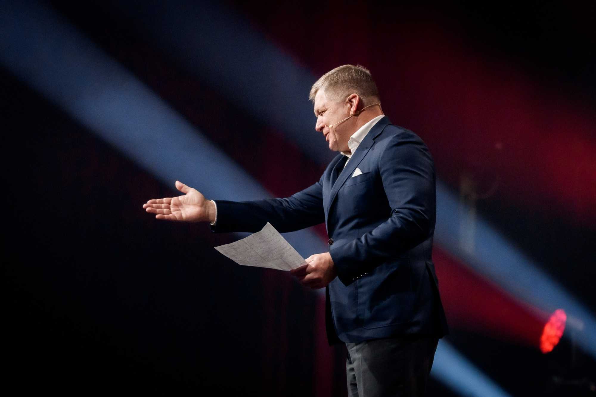 Robert Fico beszédet tart. A magyar-szlovák kapcsolatokban ugyanakkor konfliktusosabb időszak várható Fotó: a Smer Faccebook oldala