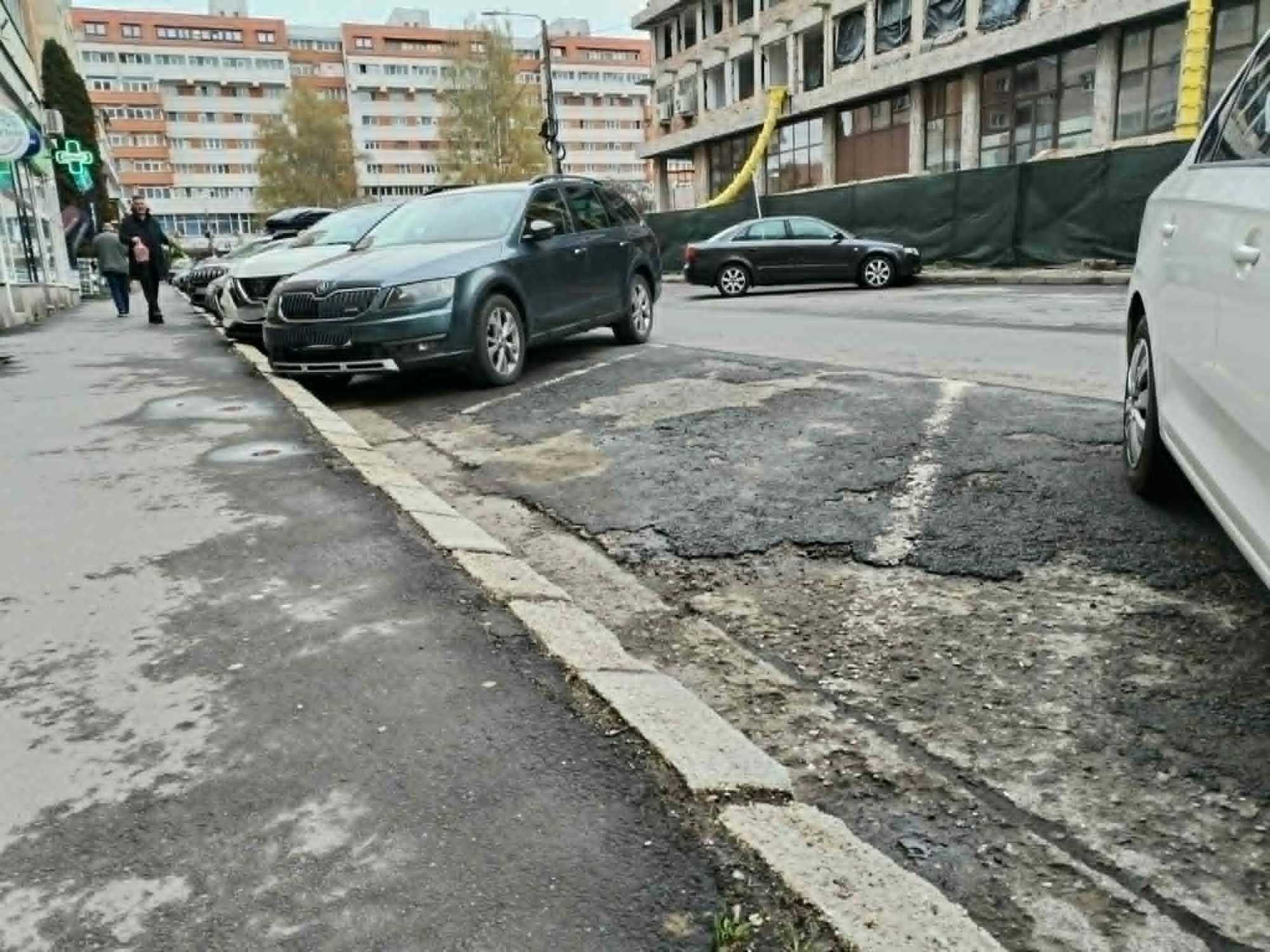 Nem nevezhető ideálisnak ez az állapot. Fokozatosan javítják a parkolóhelyeket. | A szerző felvételei.
