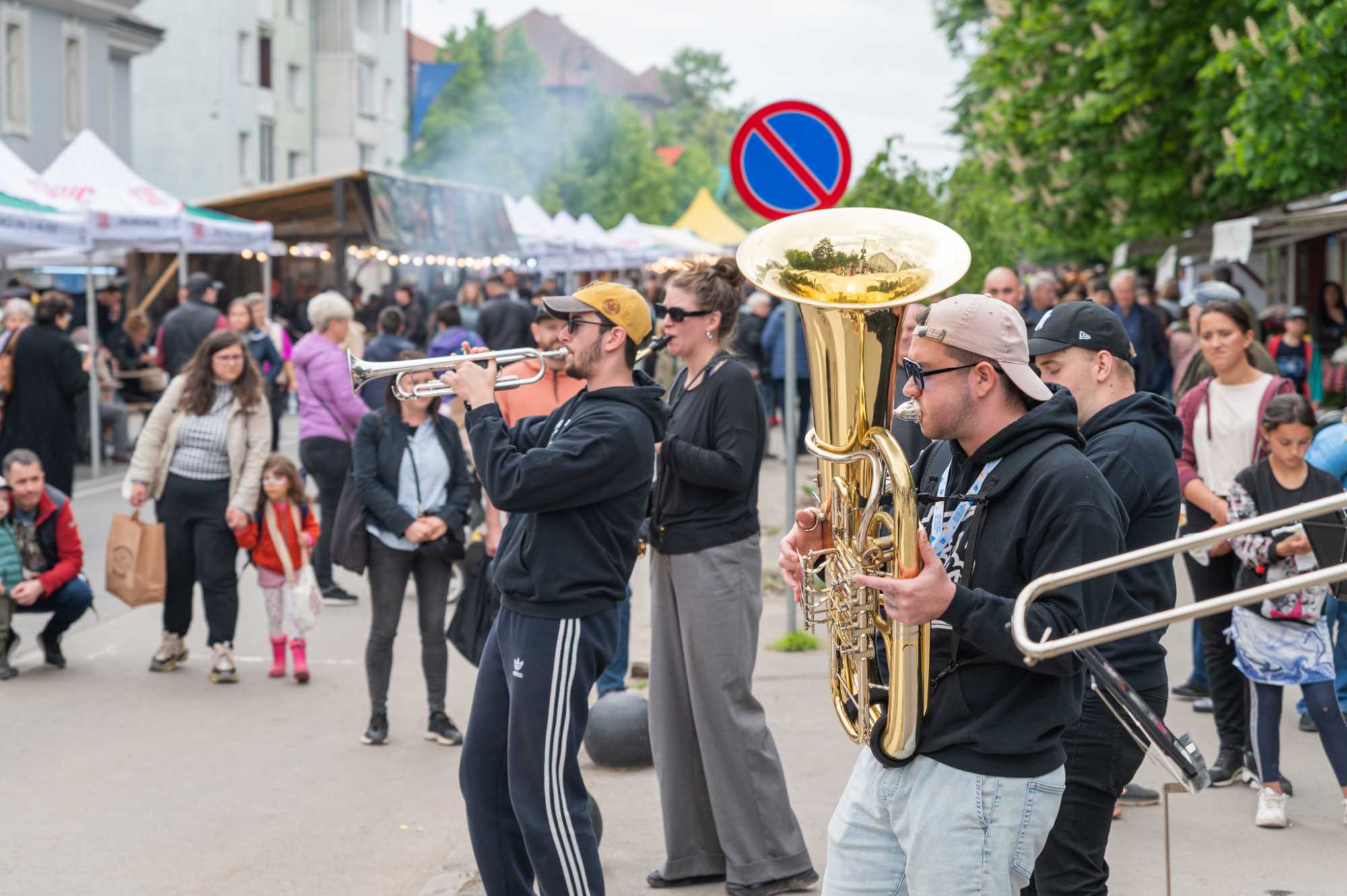 Utcazenészek gondoskodnak a hangulatról. | Korábbi felvételek | Fotók: Sepsiszentgyörgy Polgármesteri Hivatala
