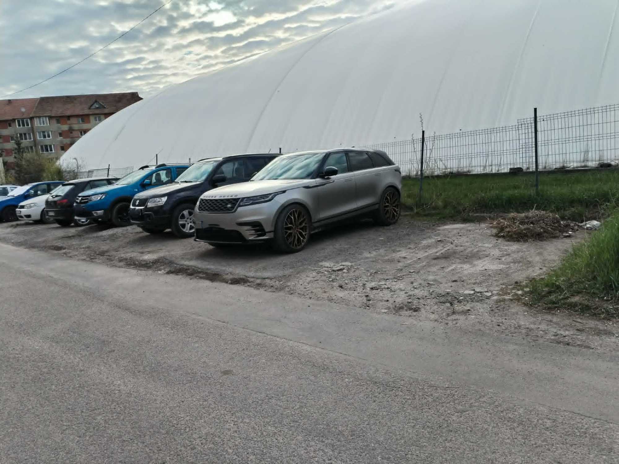 Elbontott garázsor nyomán maradt állapotok.