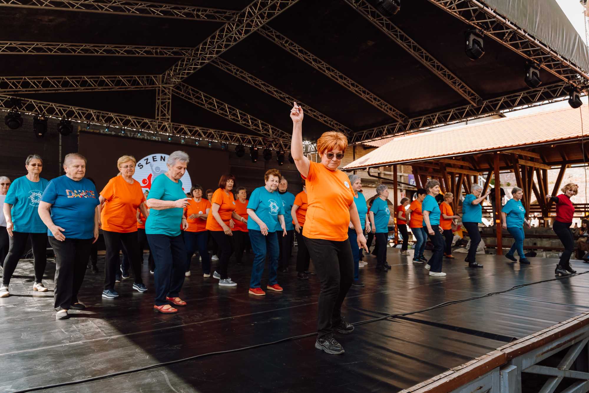 Örömtánc a Vár színpadán. 60 évestől 83 évesig szenior táncosok | Fotó: Maris Cristian Daniel. Soós Zoltán Facebook oldala 