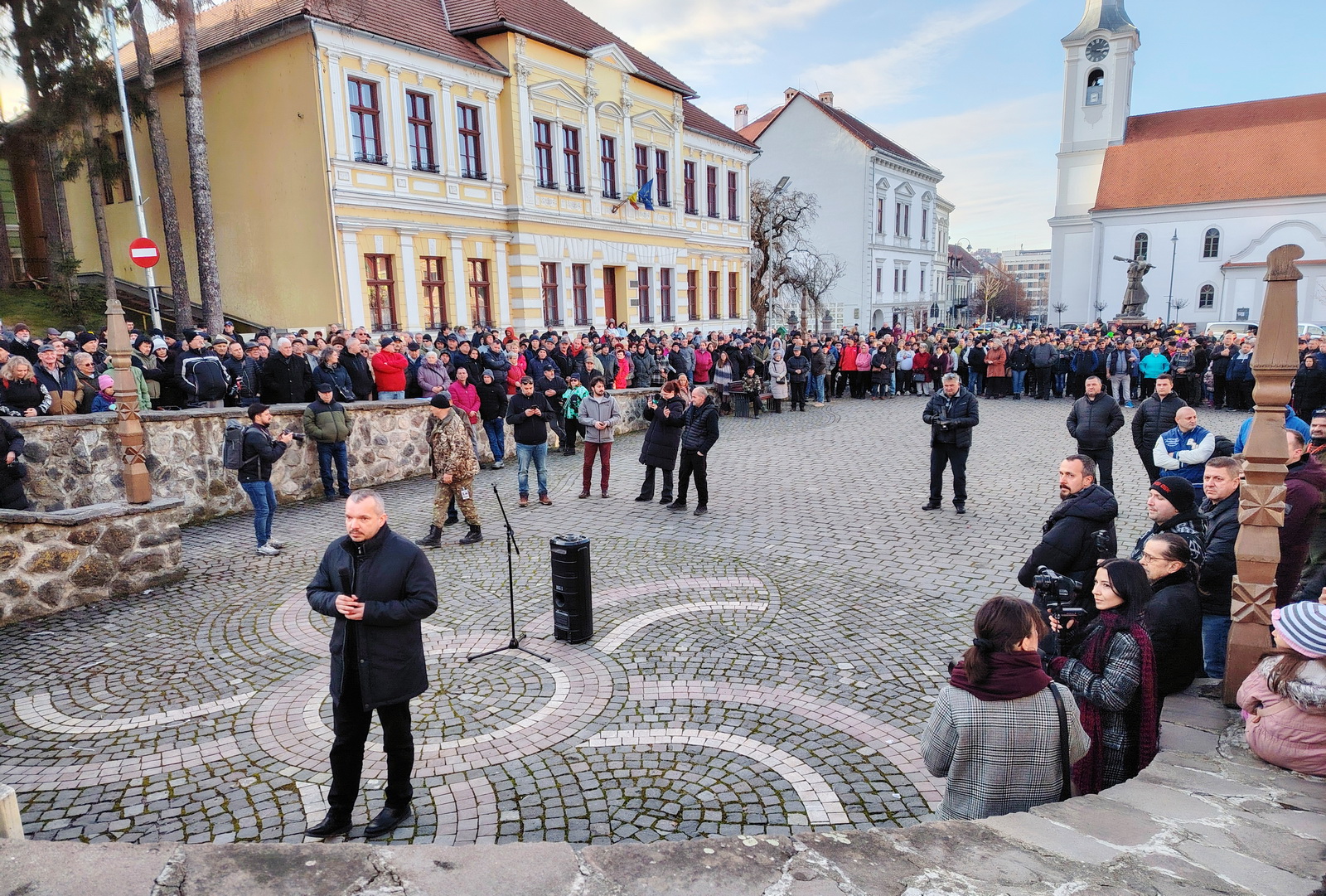 A polgármester a tömeg előtt ismertette az adóemelések hátterét.