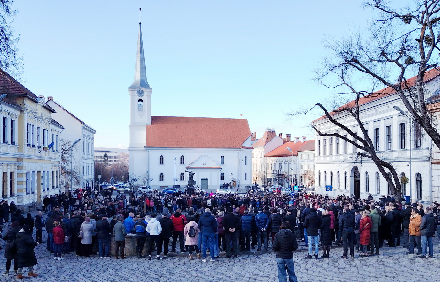 Mintegy hétszázan vonultak ki jelezve egyet nem értésüket. | A szerző felvételei