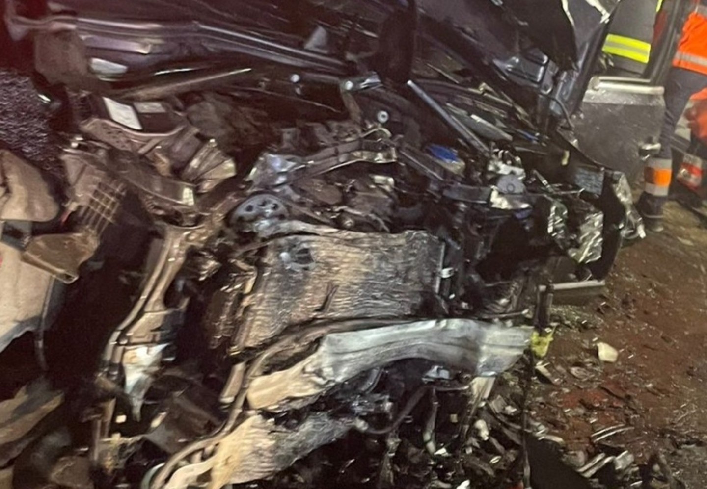 Teljesen összetört az autó | Fotó: Bihar megyei katasztrófavédelem