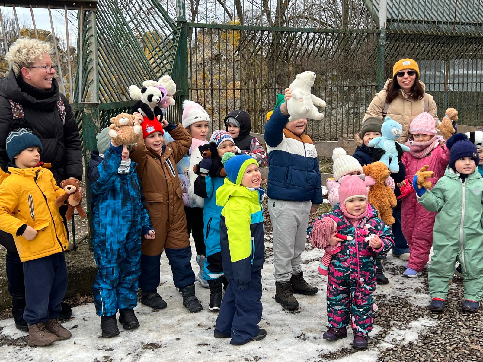 Minden gyerek saját kismackóját vitte látogatóba az állatkertbe | Fotó: Rákóczi Kinga