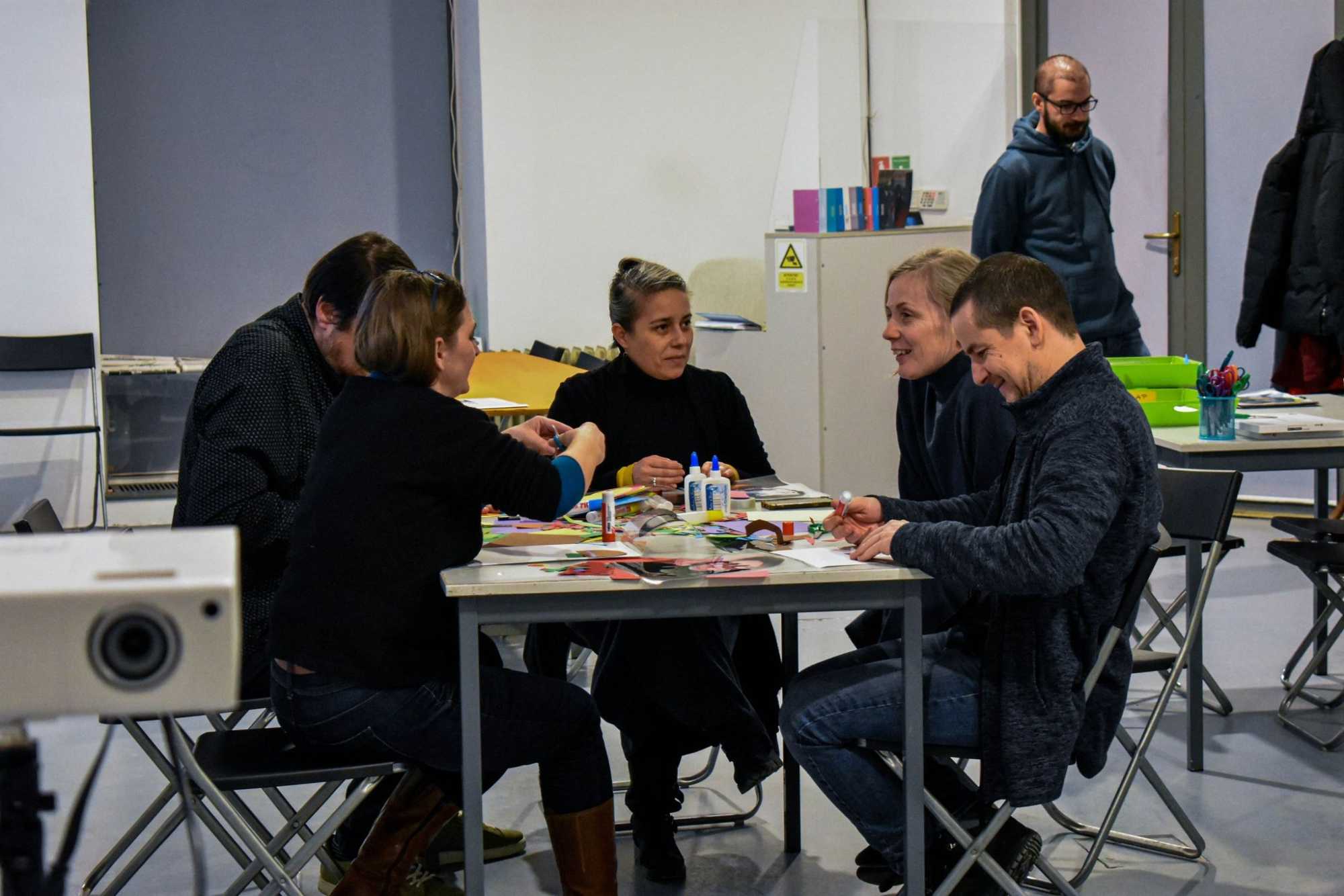 Az érzelmi intelligencia szerepét is körüljárják.