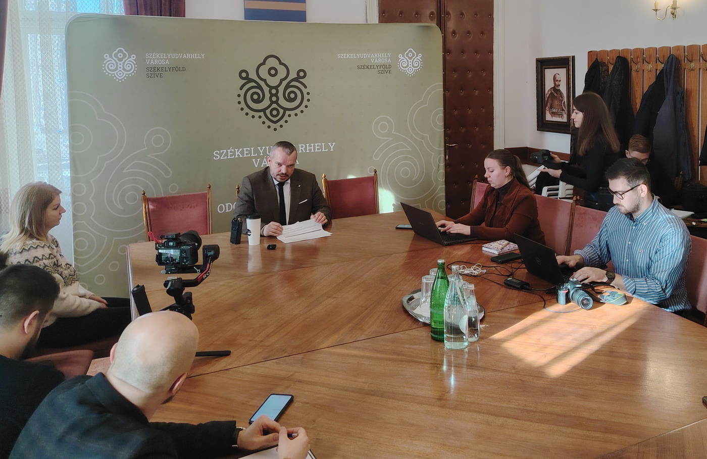 Az adóemelés hatásainak tompítása került terítékre az udvarhelyi városháza Orbán Balázs termében. | A szerző felvételei