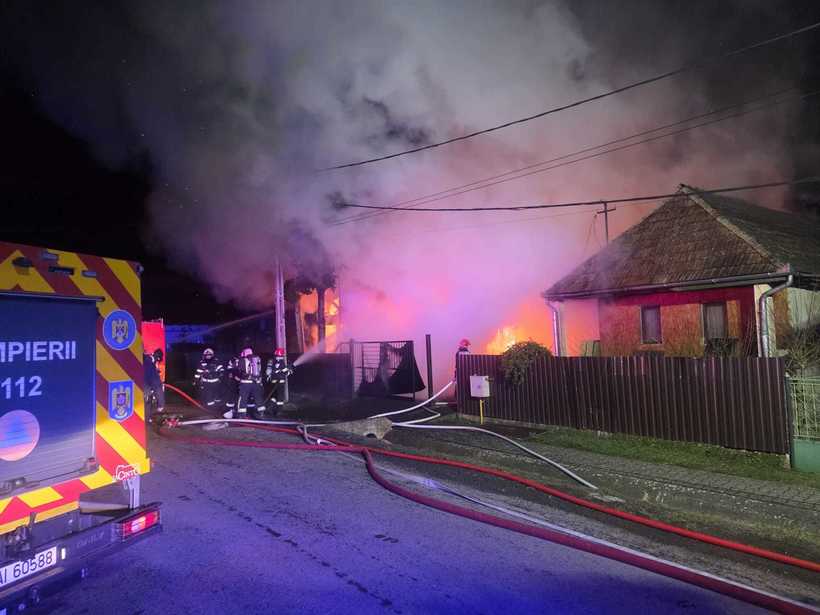 A tűz átterjedt egy másik épületre is. | Fotó: katasztrófavédelem