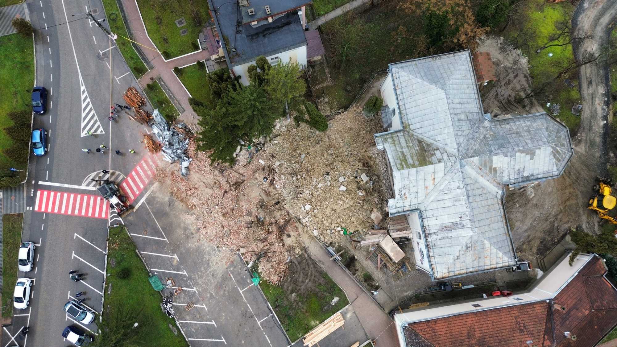 A járdára és az úttestre omlottak a torony elemei. 