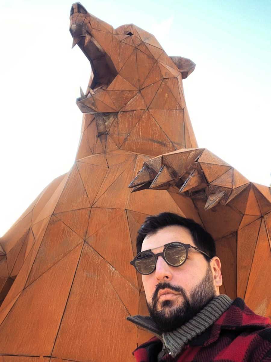 Szőke Gábor Miklós, a szobor alkotója. | Szőke Gábor Miklós Facebook-oldala.