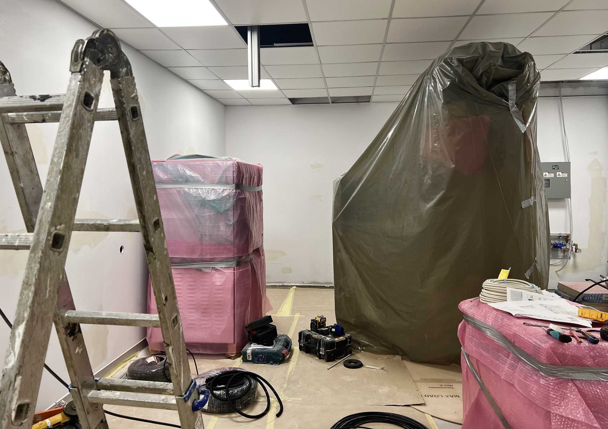 A sugárterápiás részleg bunkerében épülő új berendezés | Fotó: Rákóczi Kinga