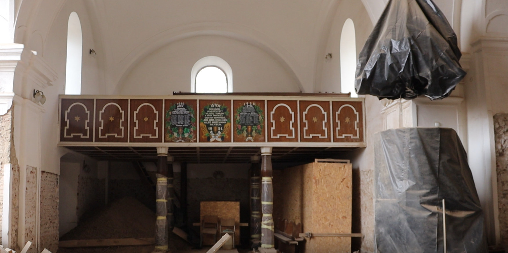 Az újjáépítés idején továbbra is a kultúrotthonban tartják az istentiszteleteket | Fotó: Kulcsár Mária