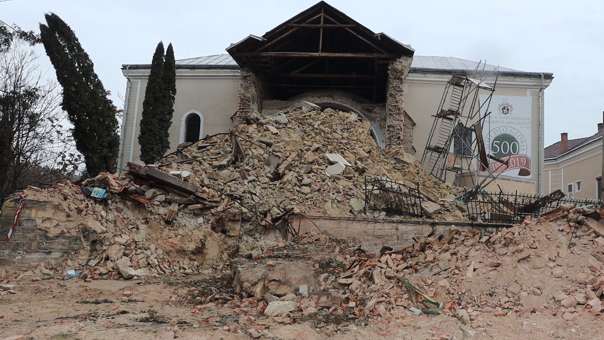 A felújítás alatt álló templomtorony omlott le | Fotó: Kulcsár Mária