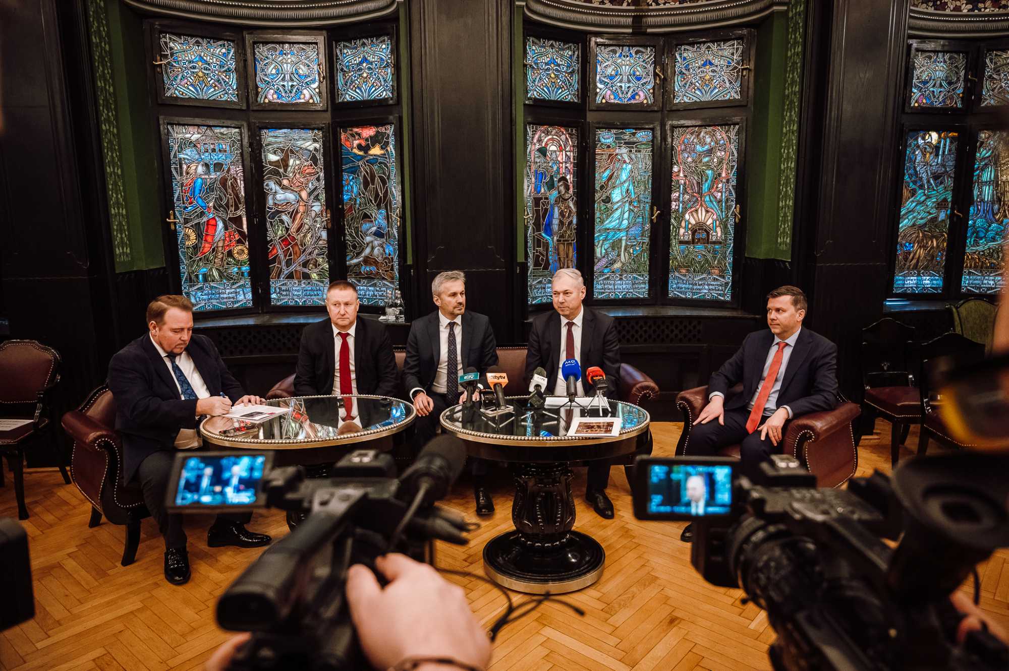 Sajtótájékoztató a marosvásárhelyi Kultúrpalota tükörtermében: György Levente, a Marosvásárhelyi Filharmónia igazgatója, Mihai Porutiu a Iunona Egyesület alelnöke, Gabriel Șopandă nagykövet, Péter Ferenc a Maros Megyei Tanács elnöke és Ovidiu Maior a Iunona Egyesület elnöke | Fotó: Bereczky Sándor