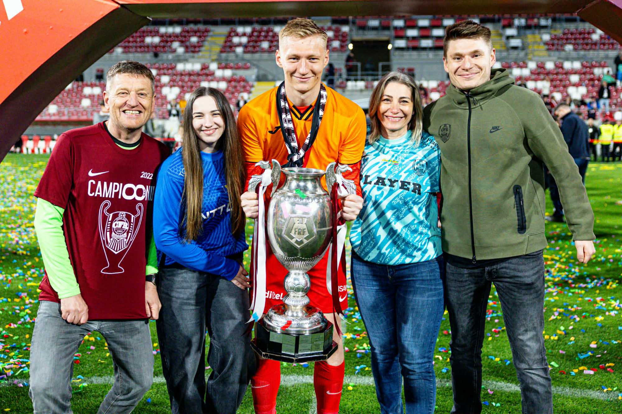 Családja és menyasszonya mindenben támogatja Ottót.