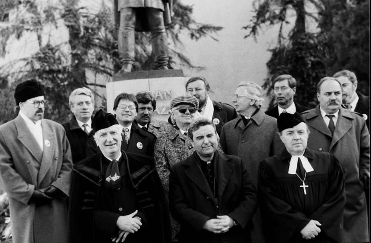 Orbán Balázs szobrának avatása 1995. február 4-én, Székelyudvarhelyen.  Balról jobbra: Csiha Kálmán református püspök, Jakubinyi György római katolikus érsek, Mózes Árpád evangélikus püspök (első sor), Markó Béla RMDSZ elnök, Ferenczy Ferenc Székelyudvarhely polgármestere, Rudas Ernő bukaresti magyar nagykövet, Sütő András író, Szűrös Mátyás volt köztársasági elnök, Kasza József Szabadka polgármestere (középső sor), Takács Csaba RMDSZ ügyvezető elnök, jelen sorok írója, Lehr György, a Magyar Máltai Szeretetszolgálat küldötte, Alföldi László nagykövetségi diplomata (hátsó sor)  l Fotó: a szerző archívuma