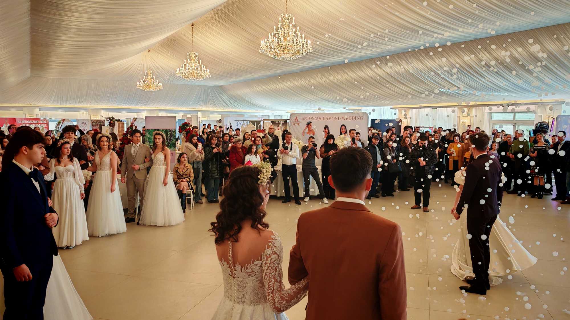 Ilyen a menyasszonyiruha-divat.