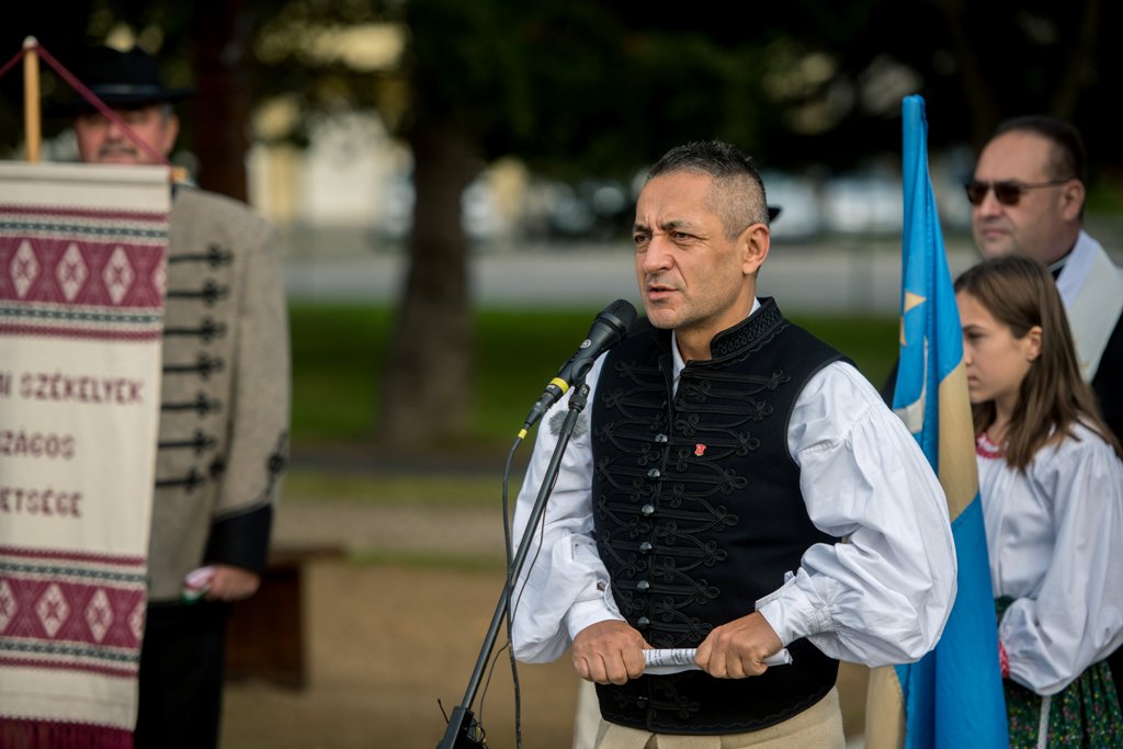 Potápi Árpád János beszédet mond a felújított bonyhádi székely emlékpark átadásán 2020. október 10-én l Fotó: MTI/Sóki Tamás