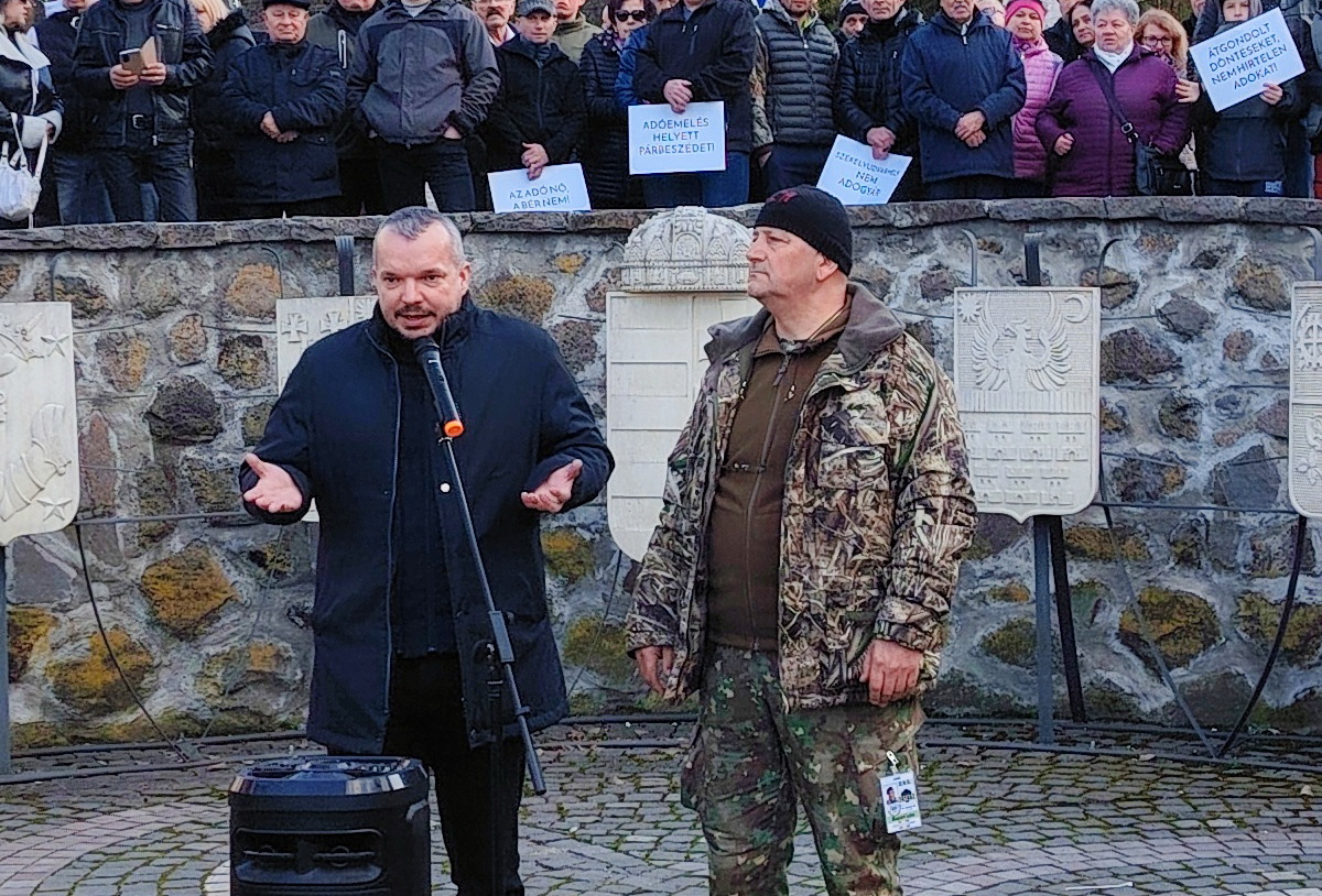 A polgármester a tömeg előtt ismertette az adóemelések hátterét.