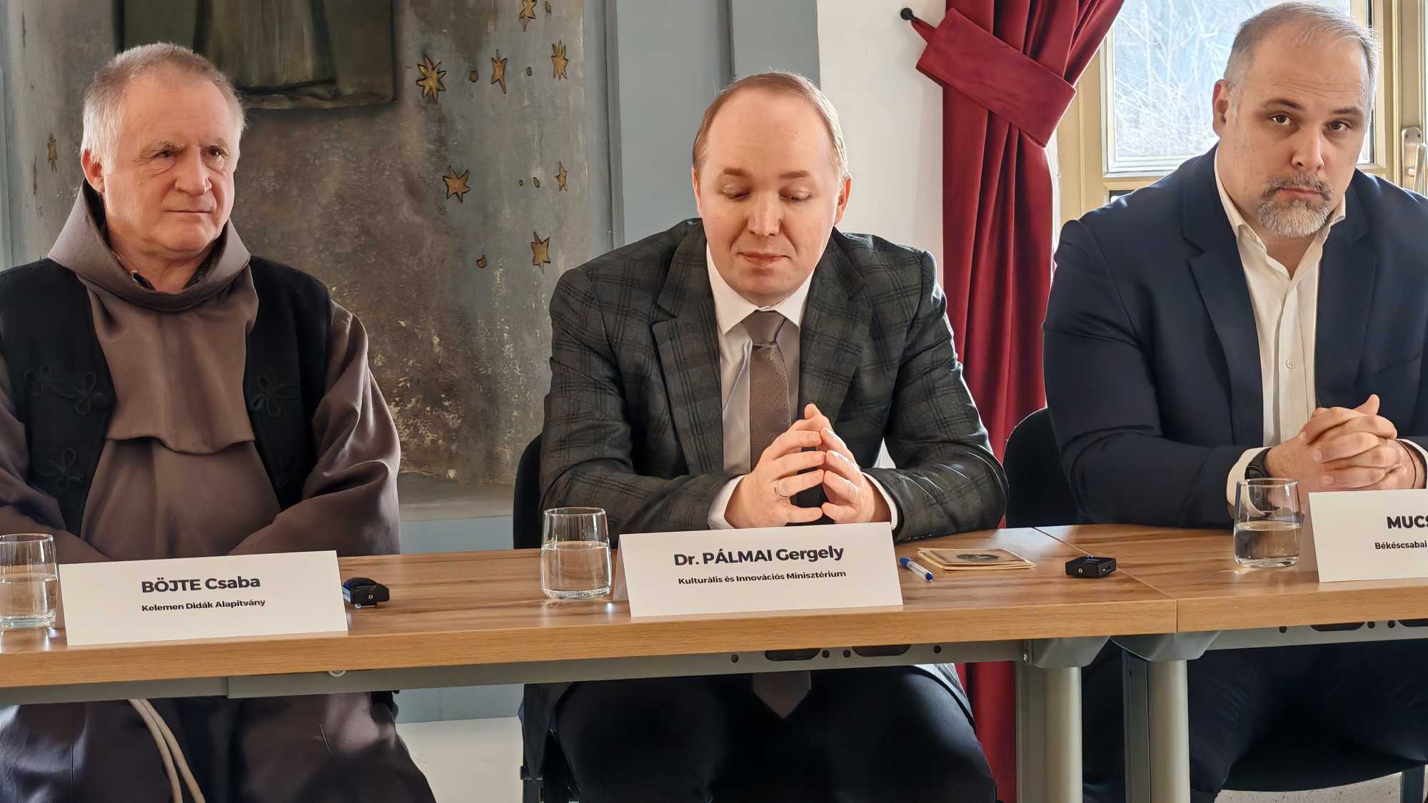 Pálmai Gergely és Böjte Csaba szerint egy jó szakmával itthon is lehet érvényesülni