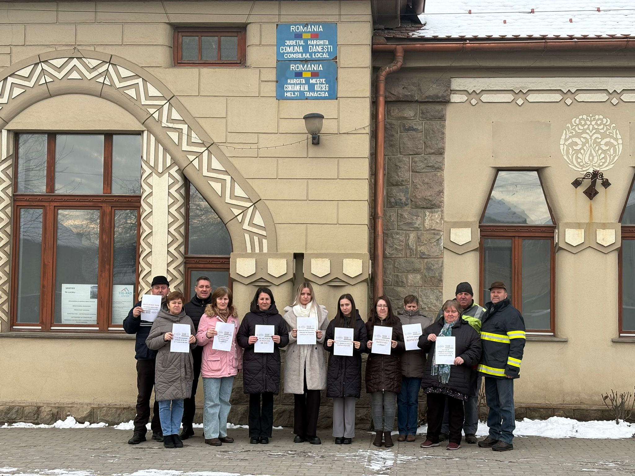 A csíkdánfalvi polgármesteri hivatal dolgozóinak tiltakozása