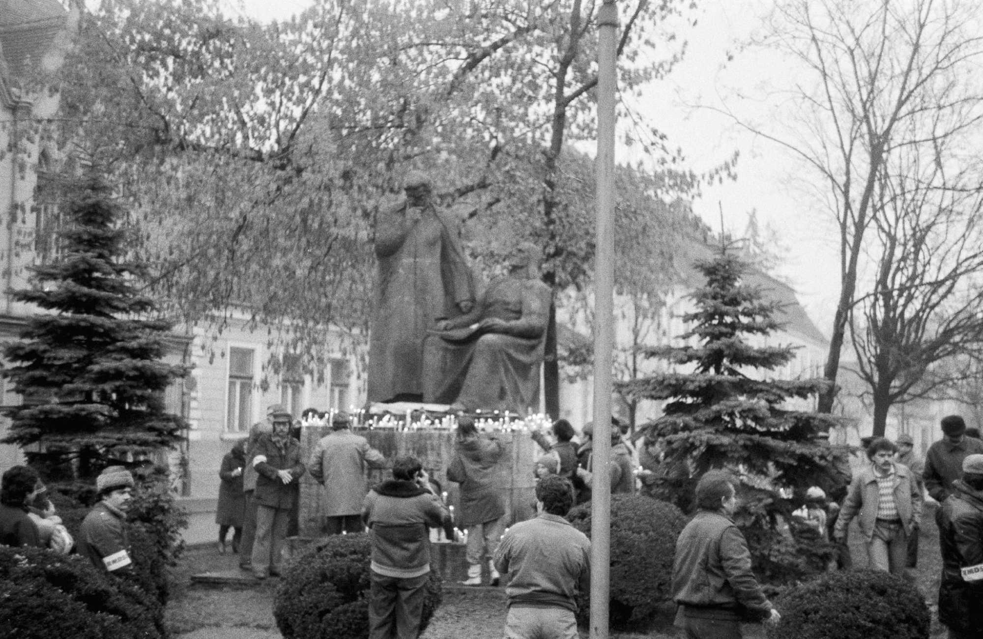 Gyertyákat helyeztek el a Bolyai szobor talapzatára  | Fotó: Azopan