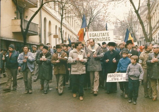 Könyves-gyertyás tüntetés / Mások mellett-Sütő András, Szepessy László, Markó Béla | Fotó: RMDSZ| 