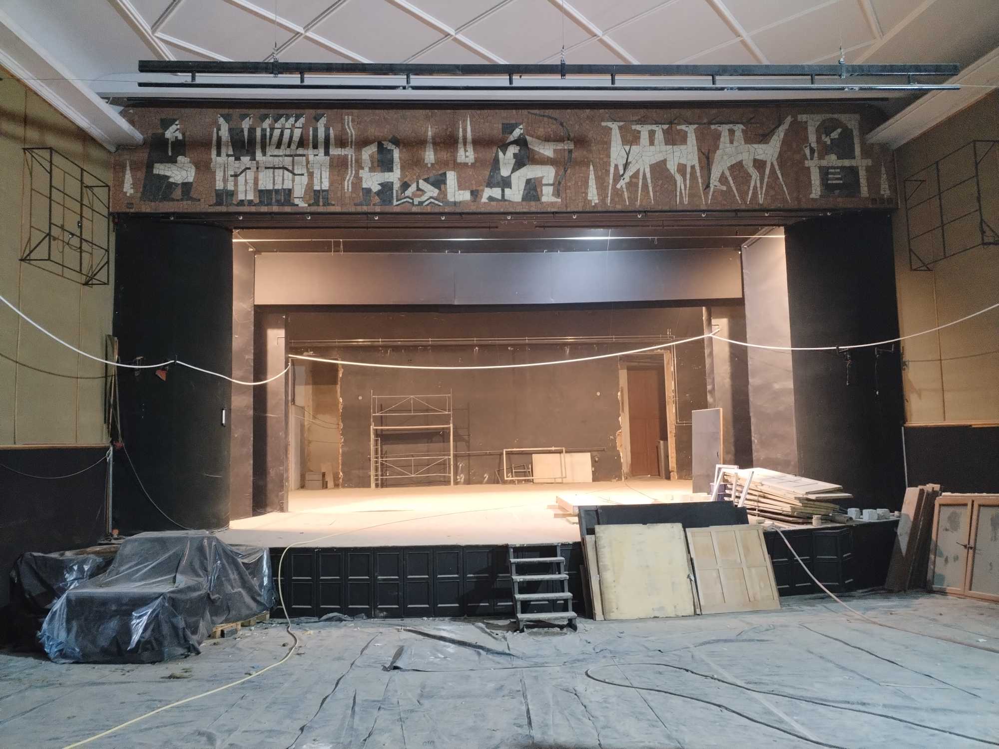 A nézőtér új külsőt, a színpad új borítást kap.