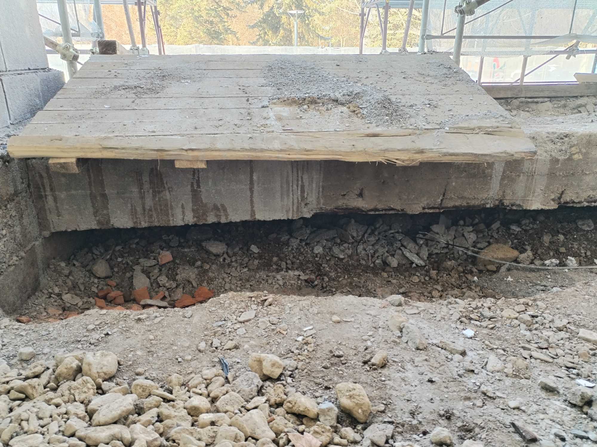 A lépcsők alatti üregesedéseket még korrigálni kell.