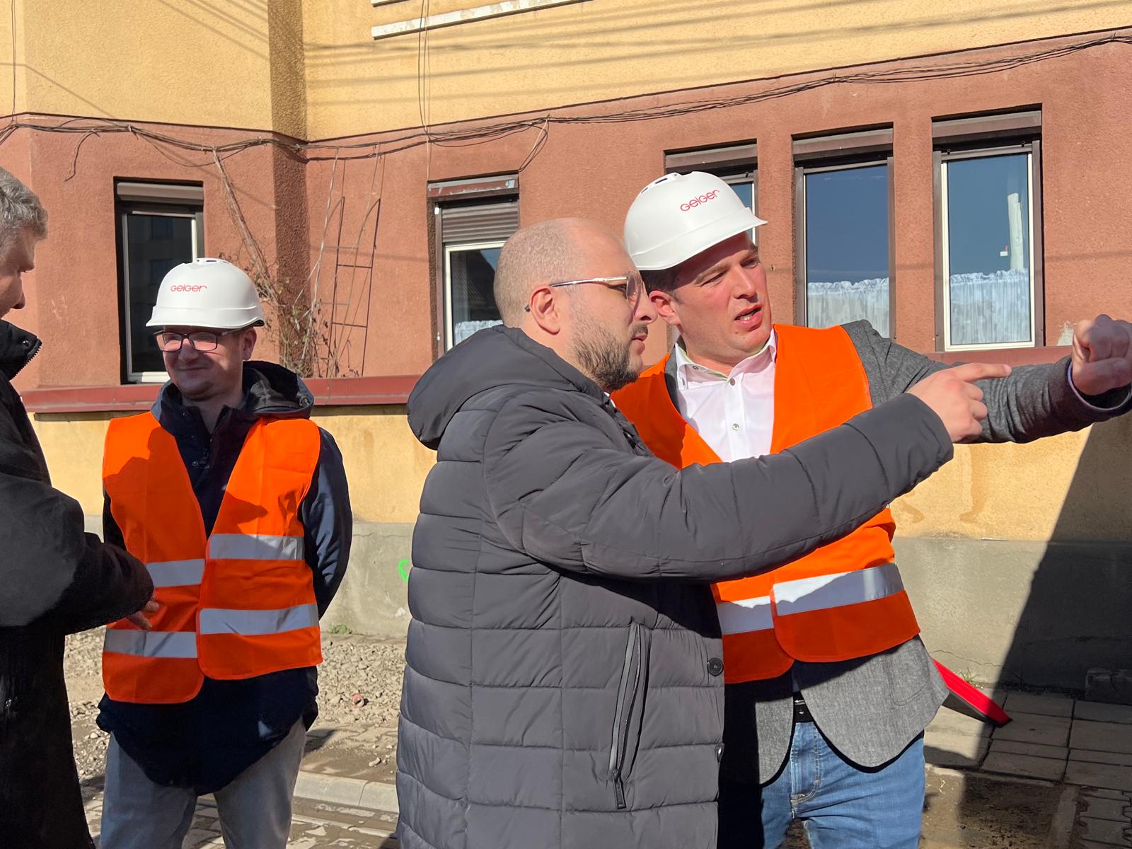 Kovács Mihály Levente alpolgármester és a Geiger vállalat képviselői | Fotó: Rákóczi Kinga