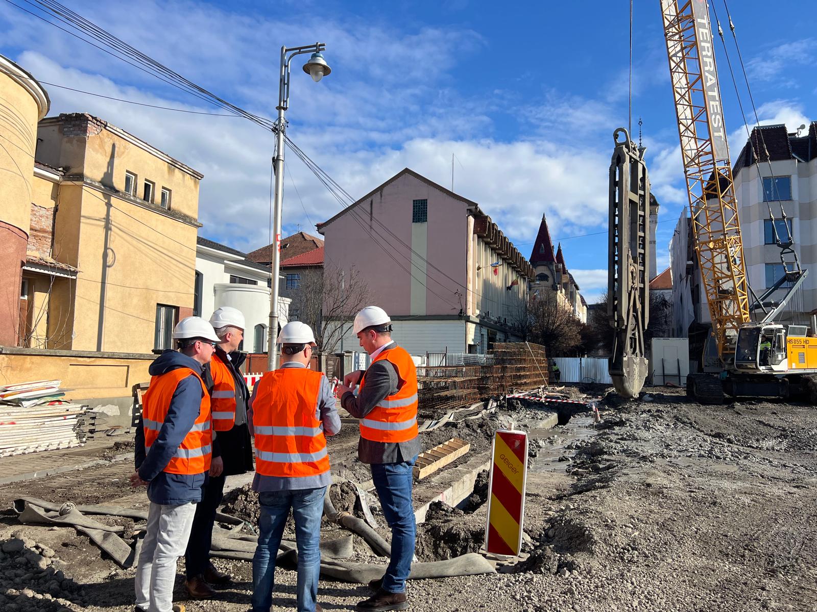 A Park Szálló előtti építőtelepen tájékoztatják a városvezetőket a kivitelező képviselői | Fotó: Rákóczi Kinga