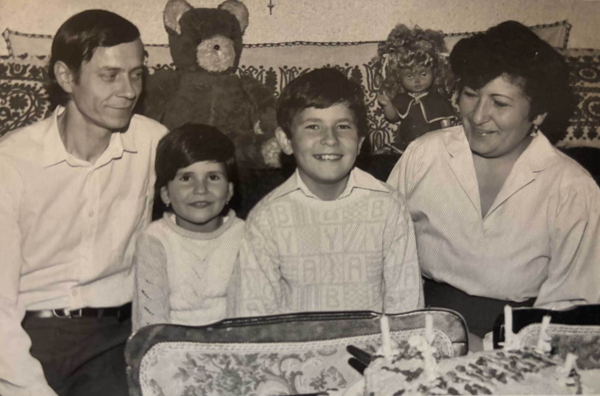 A fiatal szülők két gyermekükkel. | Fotó: A Varga család személyes archívuma