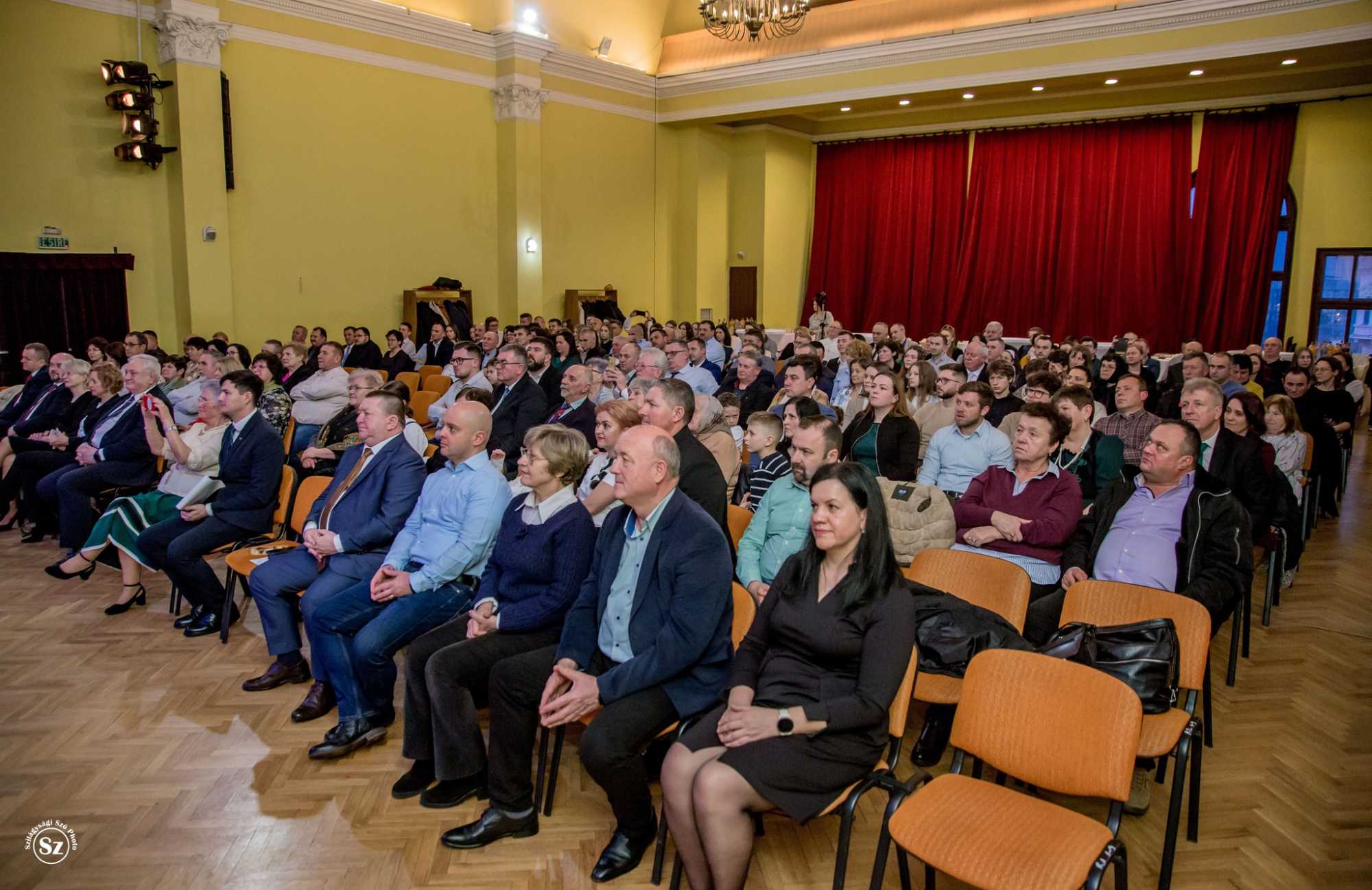 Népes ünneplő közösség gyűlt össze a Vigadóban | Fotó: Kulcsár Mária