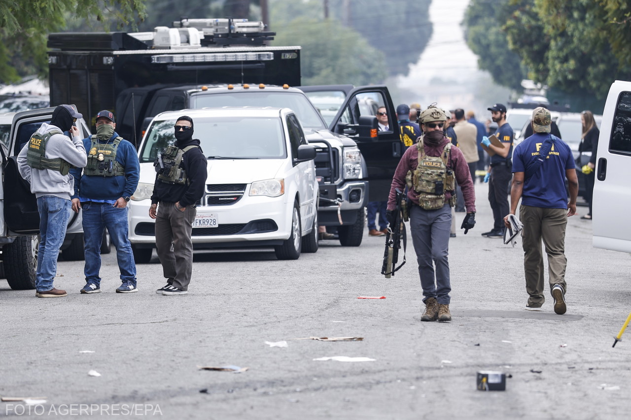 Bevándorlási és vámhatósági ügynökök.