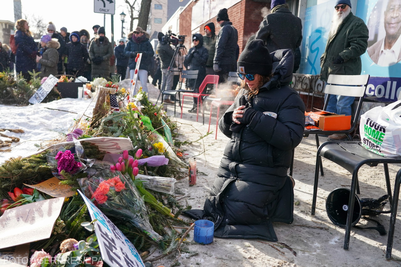 Alex Pretti emlékére gyújtottak gyertyákat január 25-én Minneapolisban.