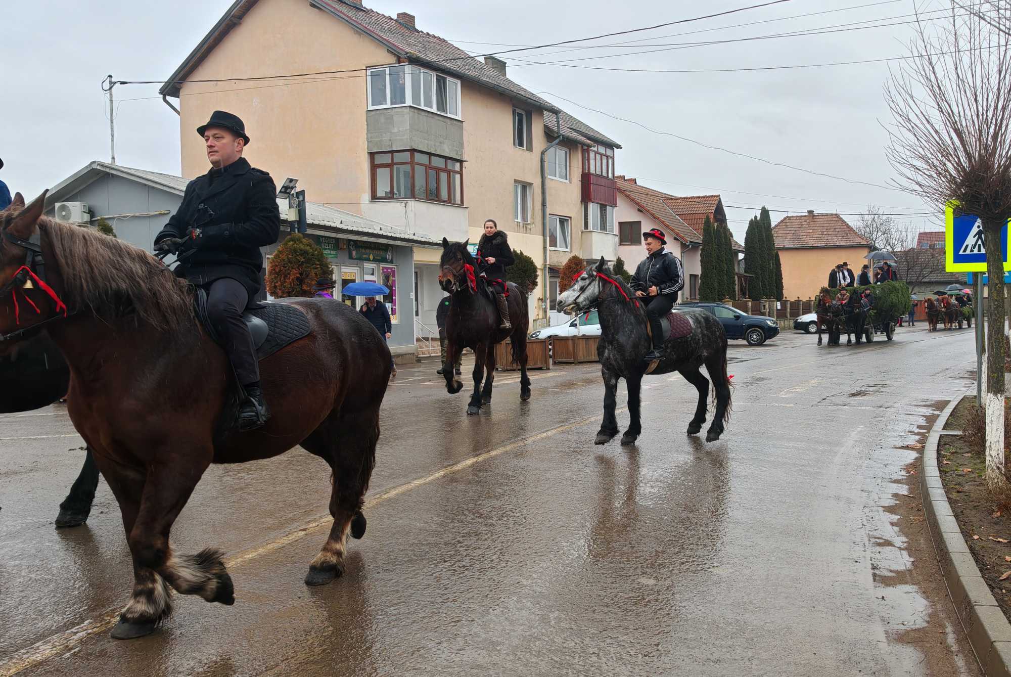 Elindult a vidám menet, élén a lovasokkal