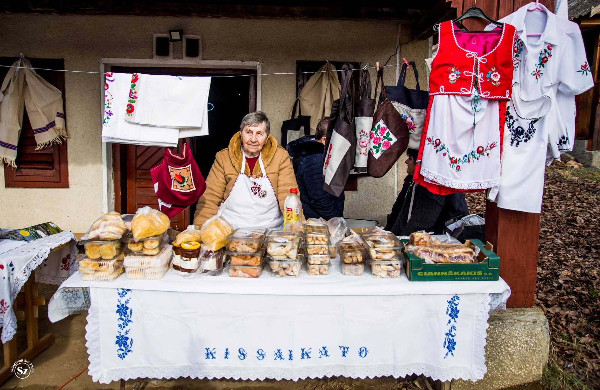 A szalonna mellett sok más finomság megkóstolására is lehetőség volt | Fotó: Kulcsár Mária