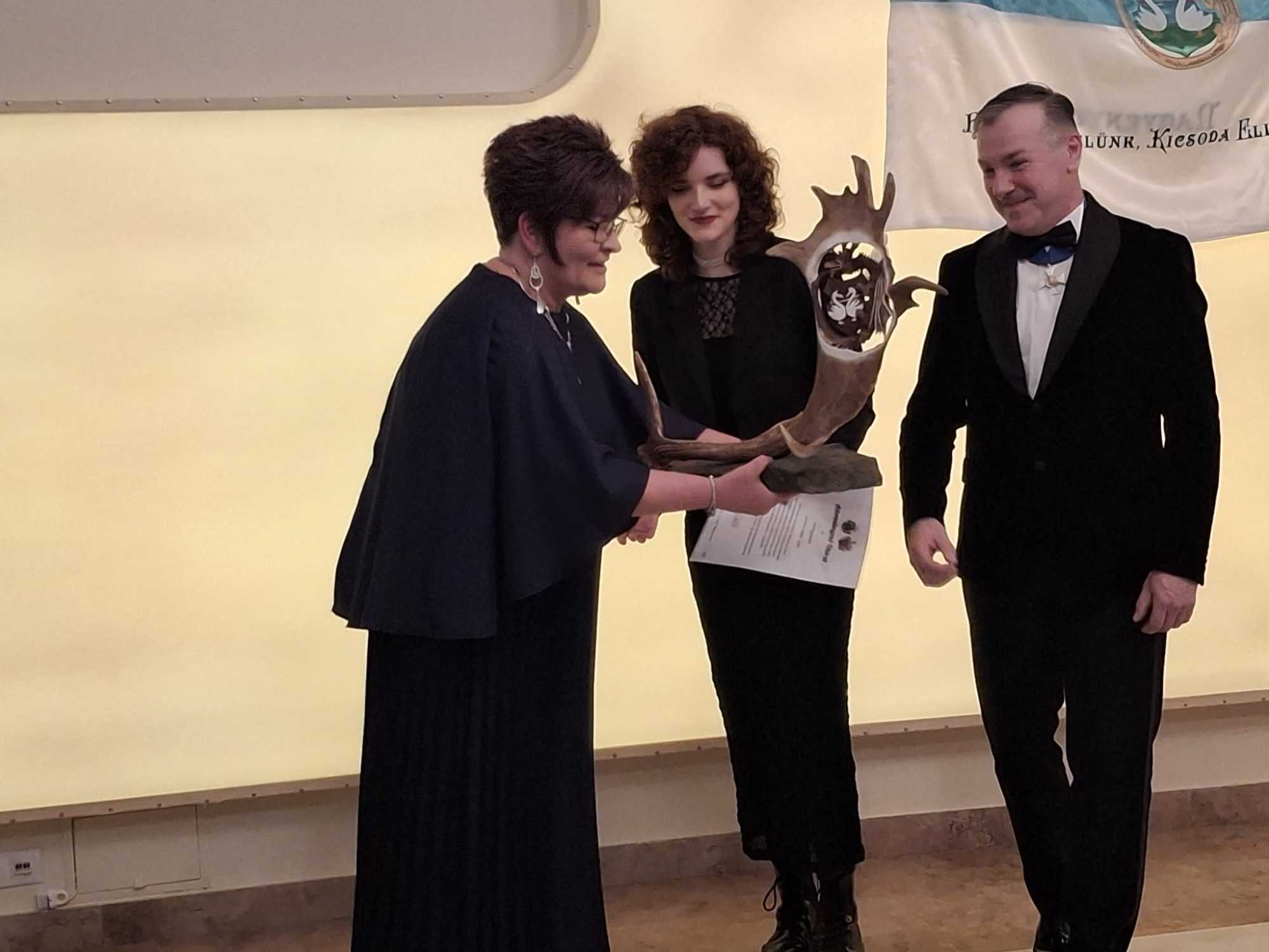 A Bethlen-címert ábráozló ajándékot is átadták | Fotó: Basa Emese