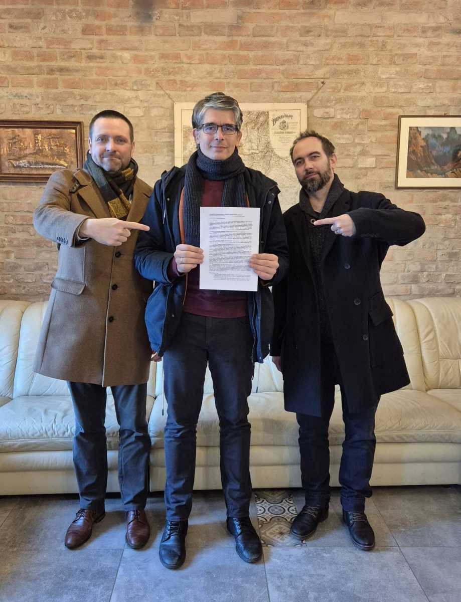 Orosz Örs (b), Fiala-Butora János (k) és Stubendek Attila (j) saját maguk ellen tett feljelentéssel 2026. január 3-án | Fotó: Facebook