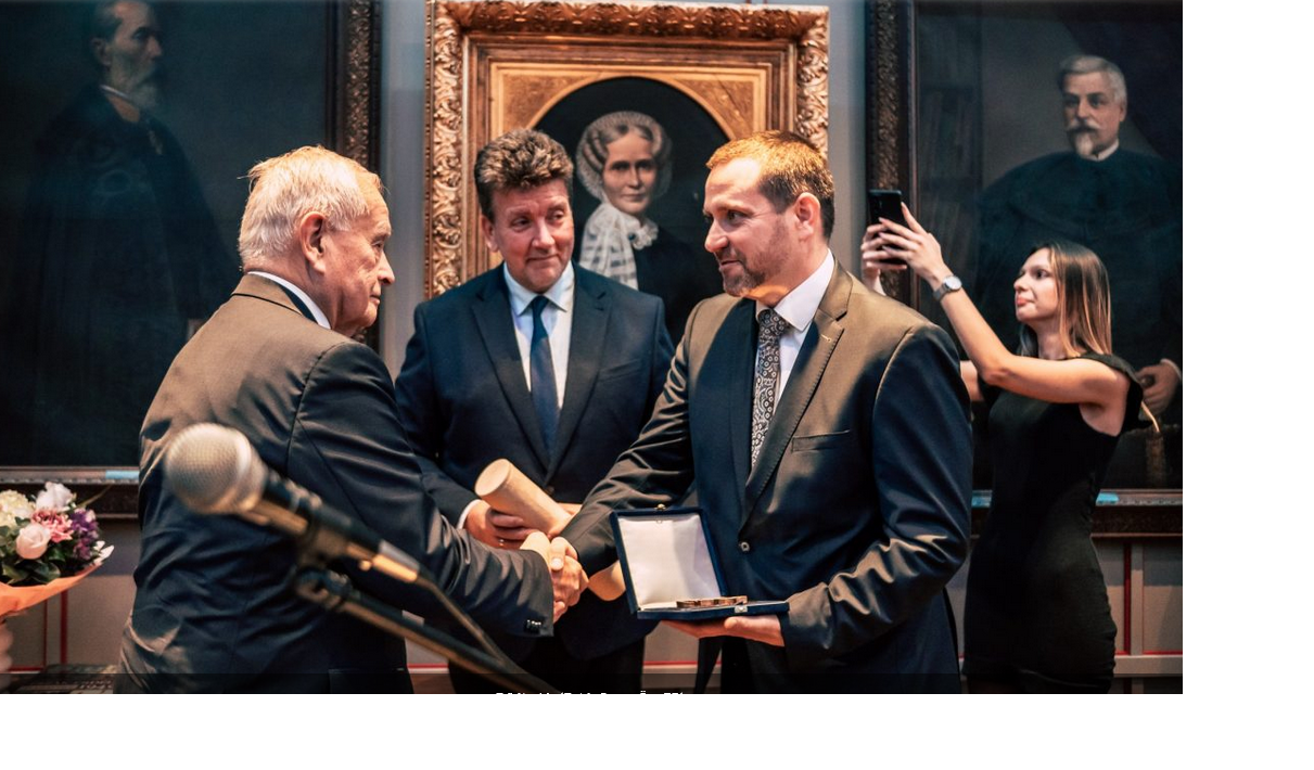 Orosz Örs átveszi a Nemzeti Emlék-Őr díjat a kolozsvári Vallásszabadság Házában 2025. november 21-én | Fotó: Maszol