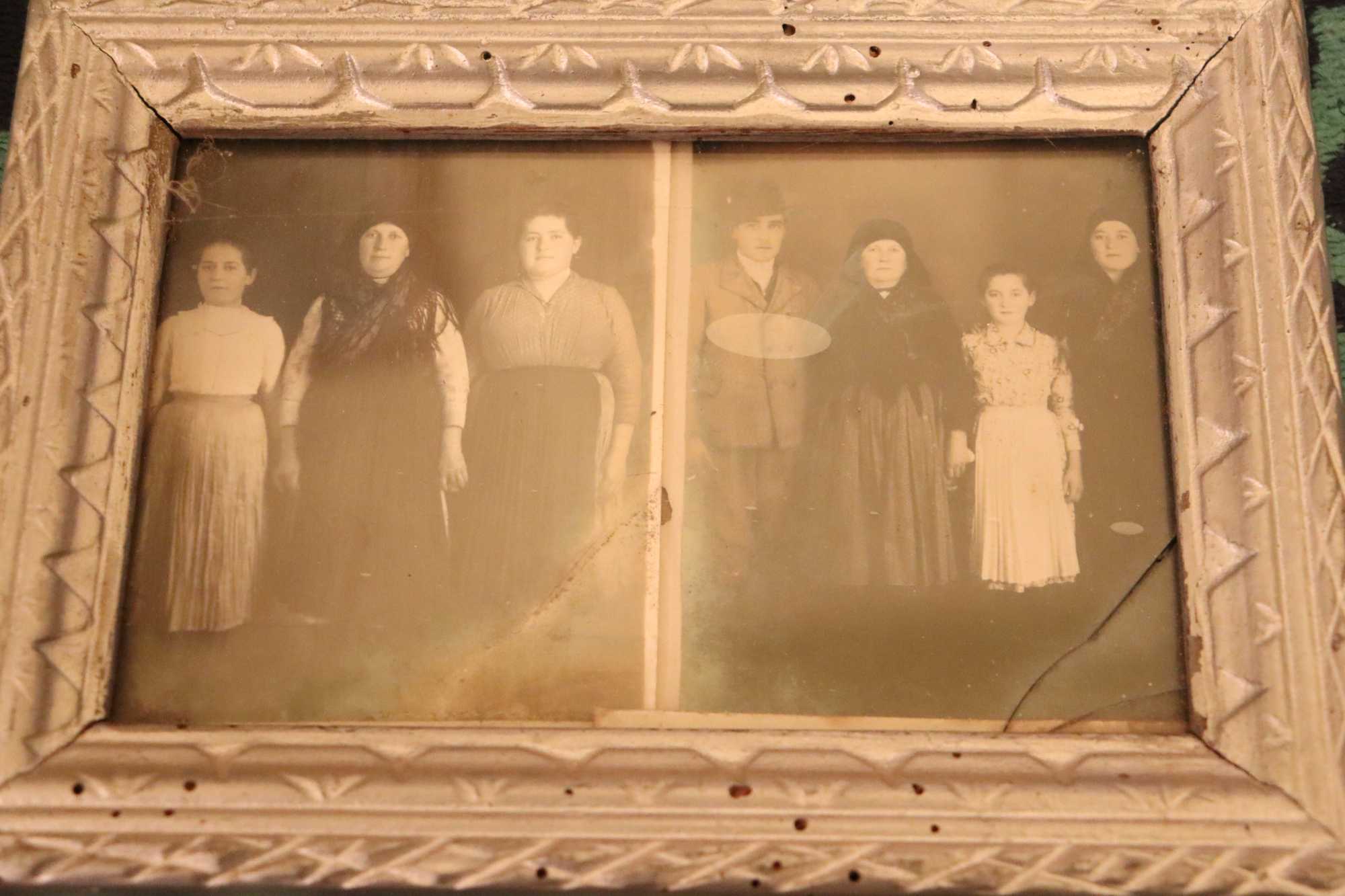 Anna néni fiatal korában, fehér ruhában, mellette az édesanyja áll a képen