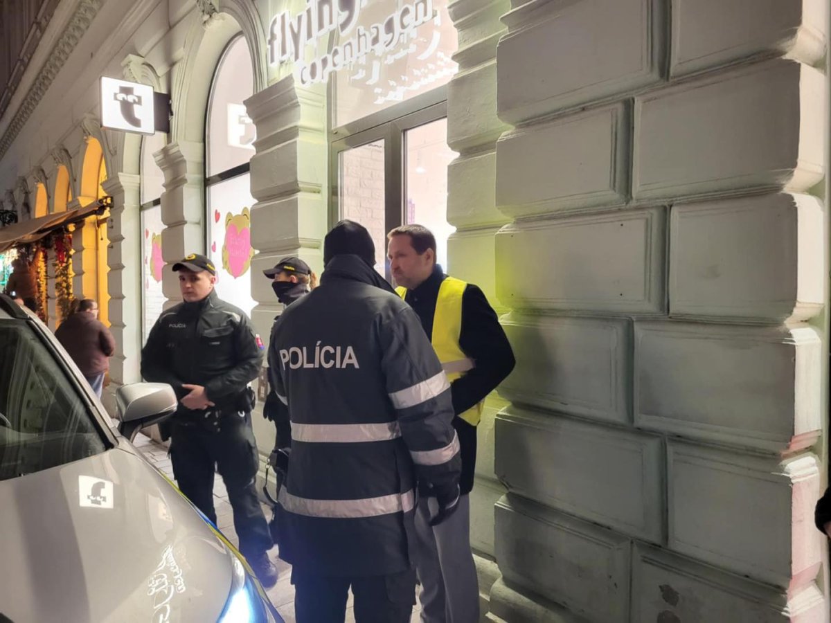 Az előállított Orosz Örs a pozsonyi rendőrök gyűrűjében, 2026. január 30-án | Fotó: Magyar Szövetség