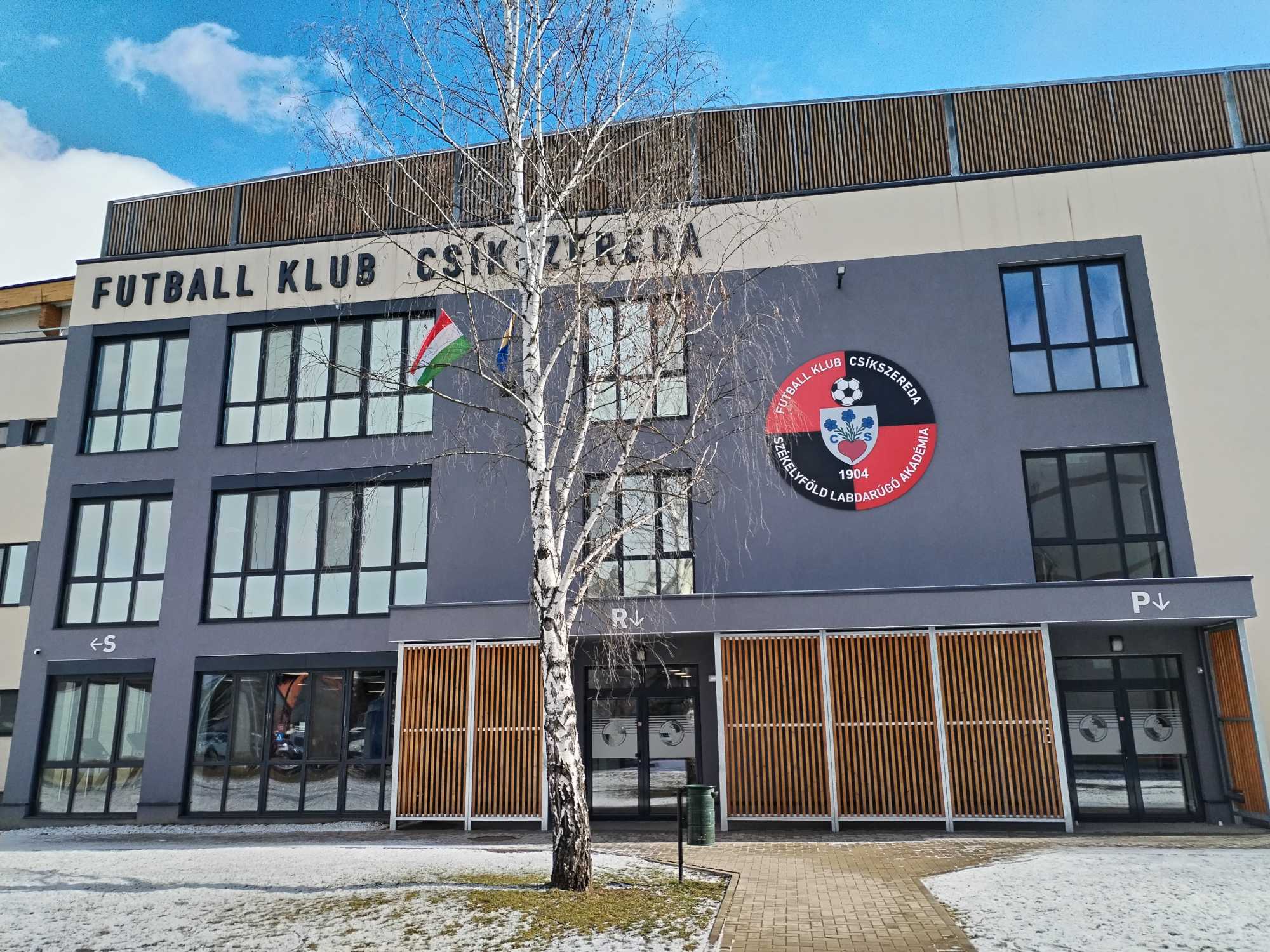 Magyar zászló a klub székházán.