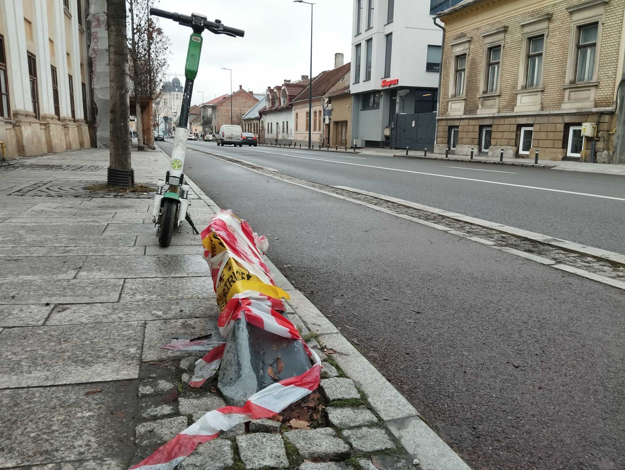 Még a megrongált oszlopot sem volt sürgős kicserélni. | A szerző felvétele