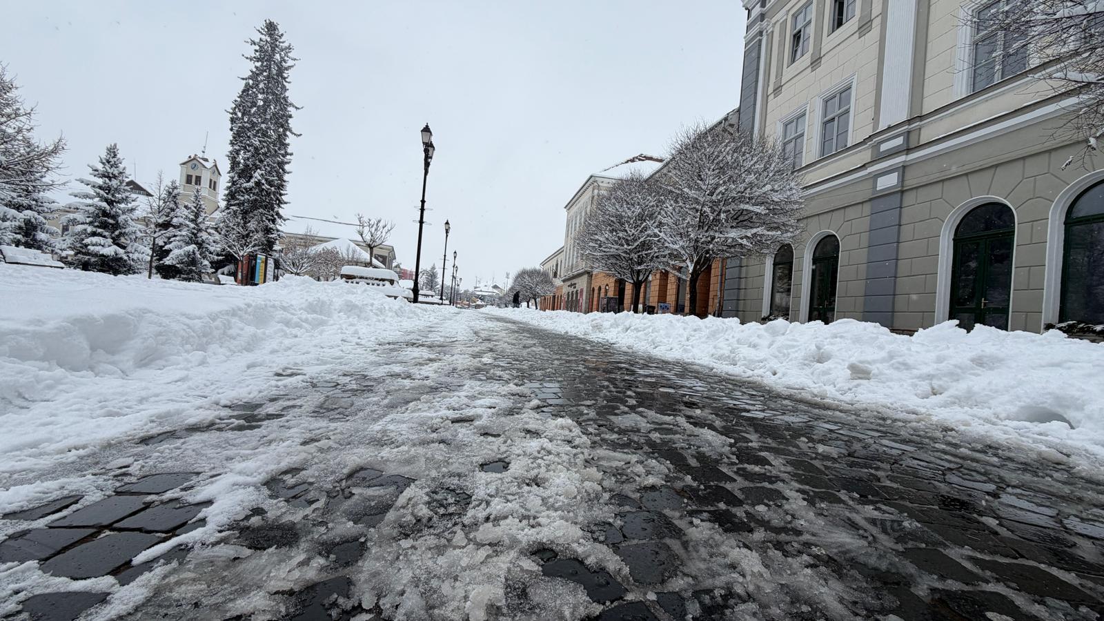 A lakosok kötelesek a házaik előtti járdaszakaszt megtisztítani | Fotó: Kovács Zsolt