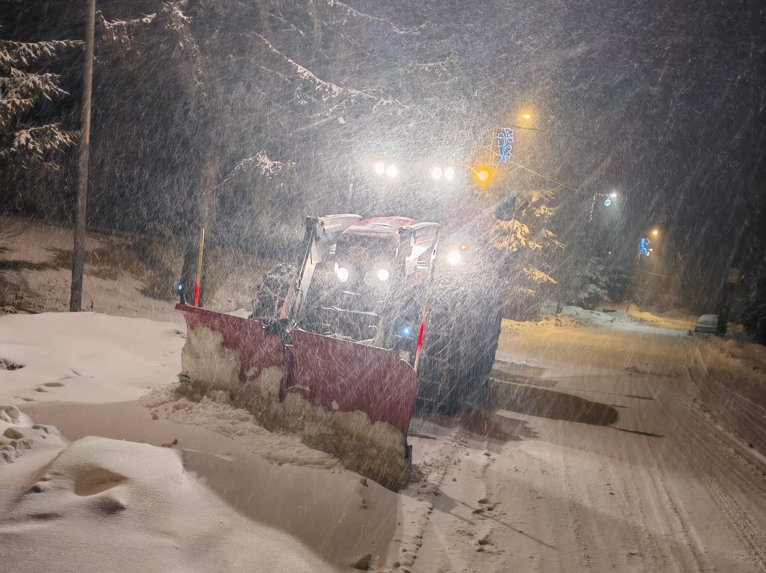 Egész éjszaka dolgoztak a gépek Hargitafürdőn. | Fotó: Bors Béla Facebook-oldala.