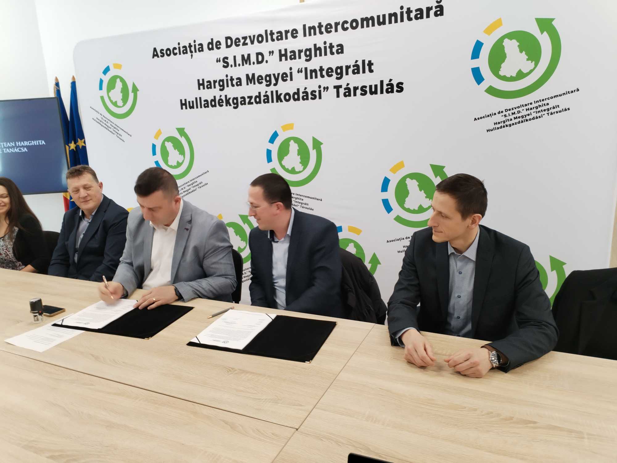 Incze Csongor kézjegyével látja el a megállapodást. | Fotó: F.E.