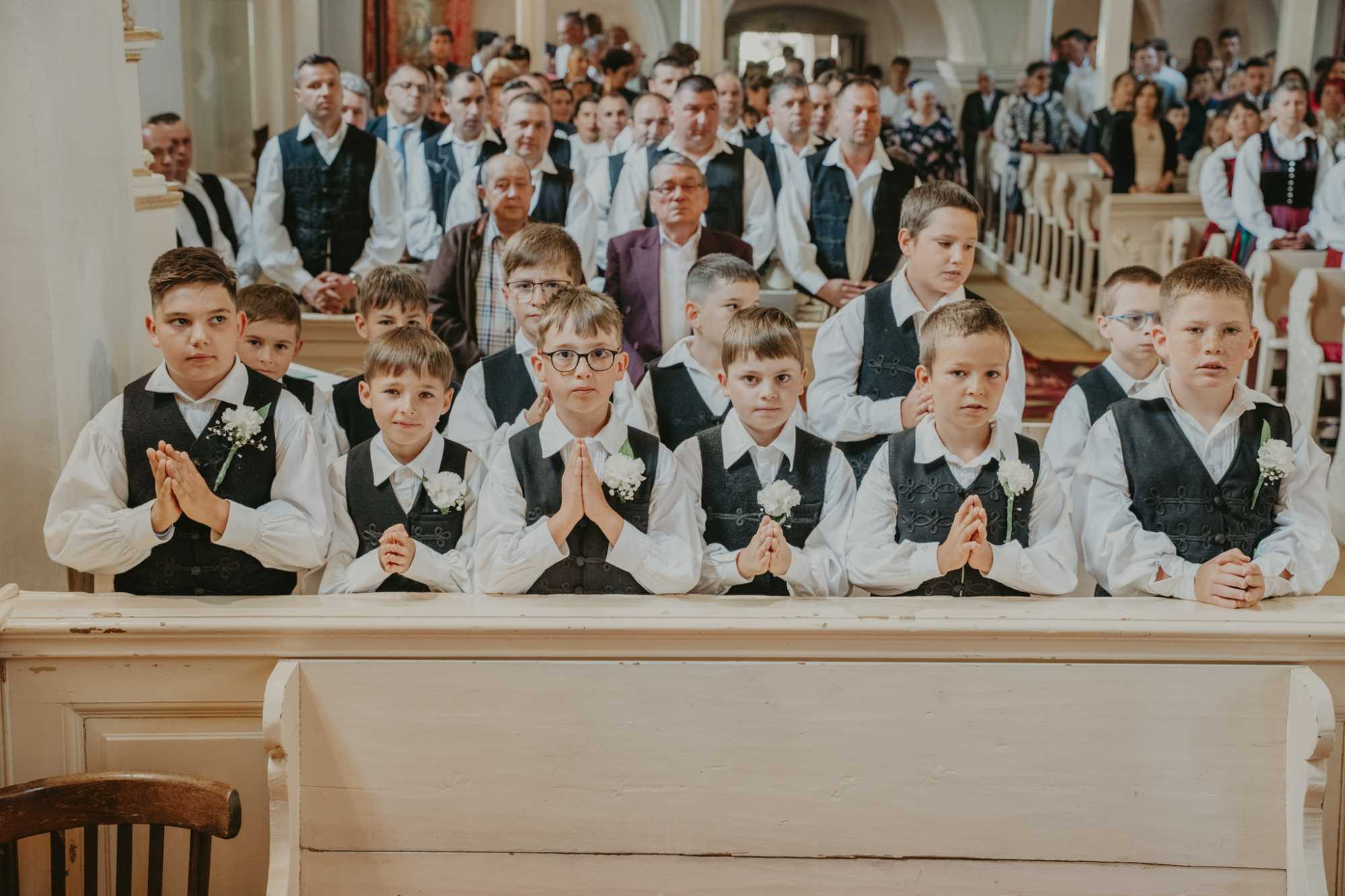 Elsőáldozó fiúk a csíkszenttamási templomban.