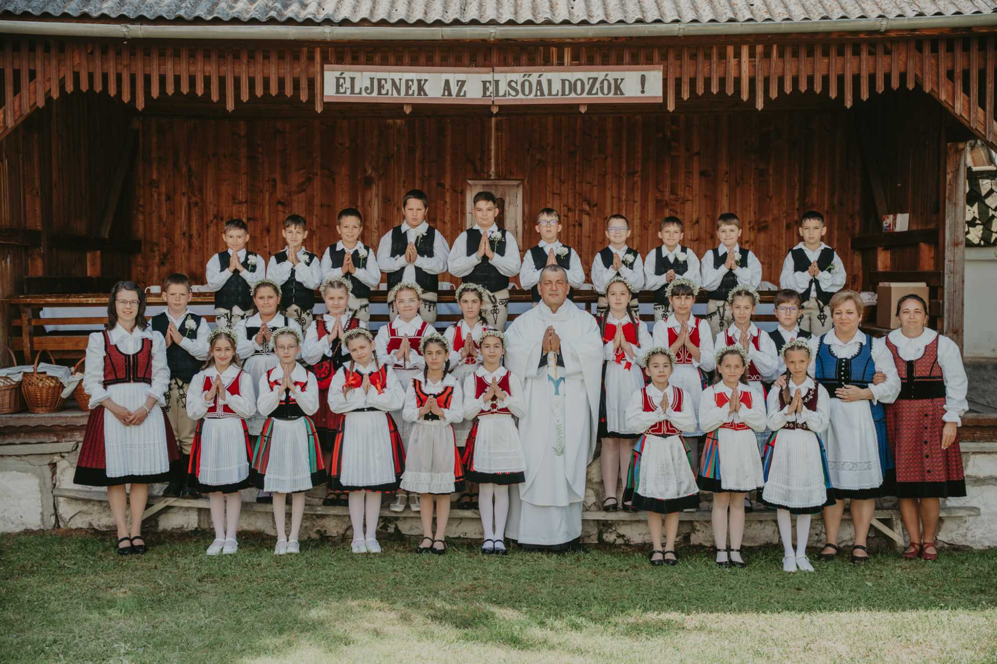 Elsőáldozók csoportja Csíkszenttamáson.